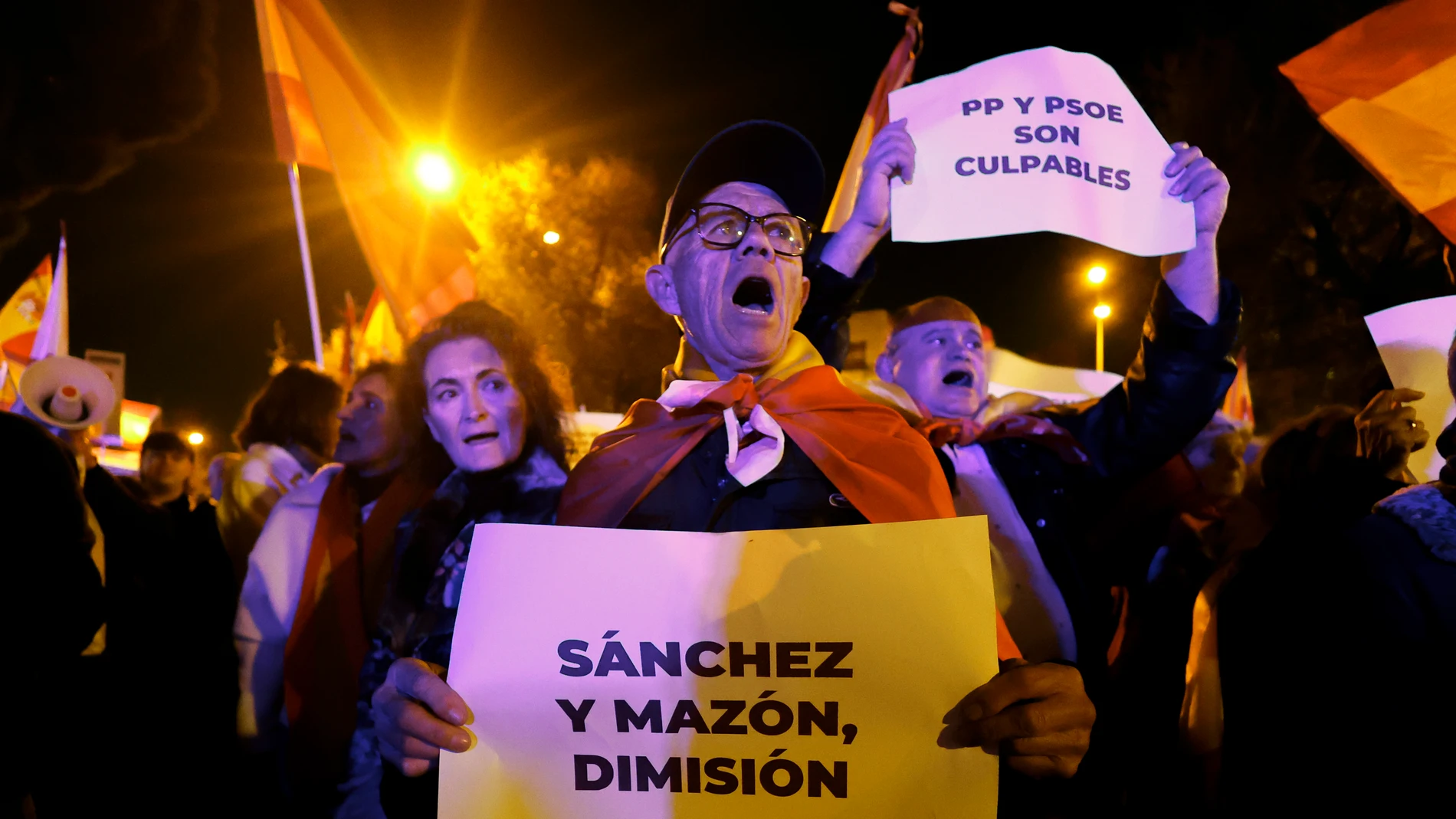 Concentración para pedir justicia para las víctimas de la dana y la dimisión del presidente valenciano, Carlos Mazón, y el presidente del Gobierno, Pedro Sánchez, este sábado en Madrid