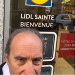 El multimillonario francés Xavier Niel, dueño de Free, a la puerta de un Lidl en Marsella retando a un internauta