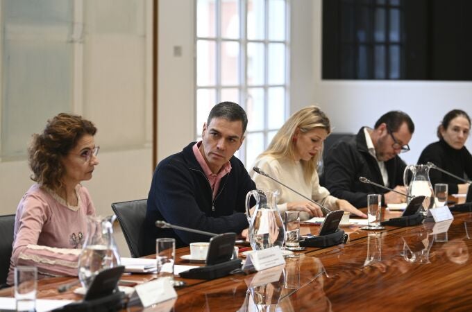 El presidente del Gobierno, Pedro Sánchez, preside la reunión del comité de crisis para el seguimiento de los efectos de la DANA, este sábado.