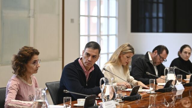El presidente del Gobierno, Pedro Sánchez, preside la reunión del comité de crisis para el seguimiento de los efectos de la DANA, este sábado.