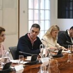 El presidente del Gobierno, Pedro Sánchez, preside la reunión del comité de crisis para el seguimiento de los efectos de la DANA, este sábado.