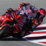 Marc Márquez, a rueda de Bagnaia en la Q2