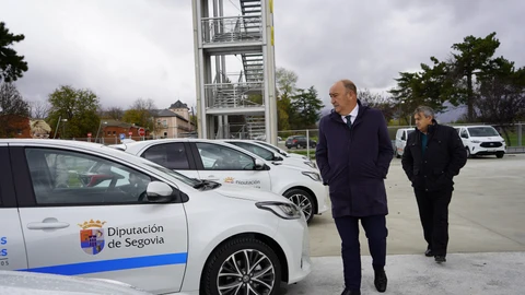 El presidente de la Diputación de Segovia, Miguel Ángel de Vicente, pasa revista a los nuevos vehículos