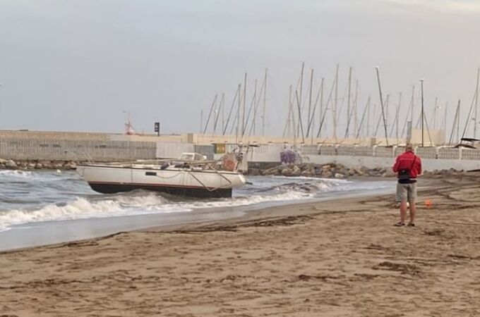 Hallan un cadáver en un velero encallado en una playa de Fuengirola (Málaga)