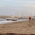 Hallan un cadáver en un velero encallado en una playa de Fuengirola (Málaga)