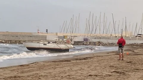 Hallan un cadáver en un velero encallado en una playa de Fuengirola (Málaga)