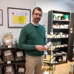 Raúl Fraile, especialista en hongos medicinales, en su tienda de Palencia