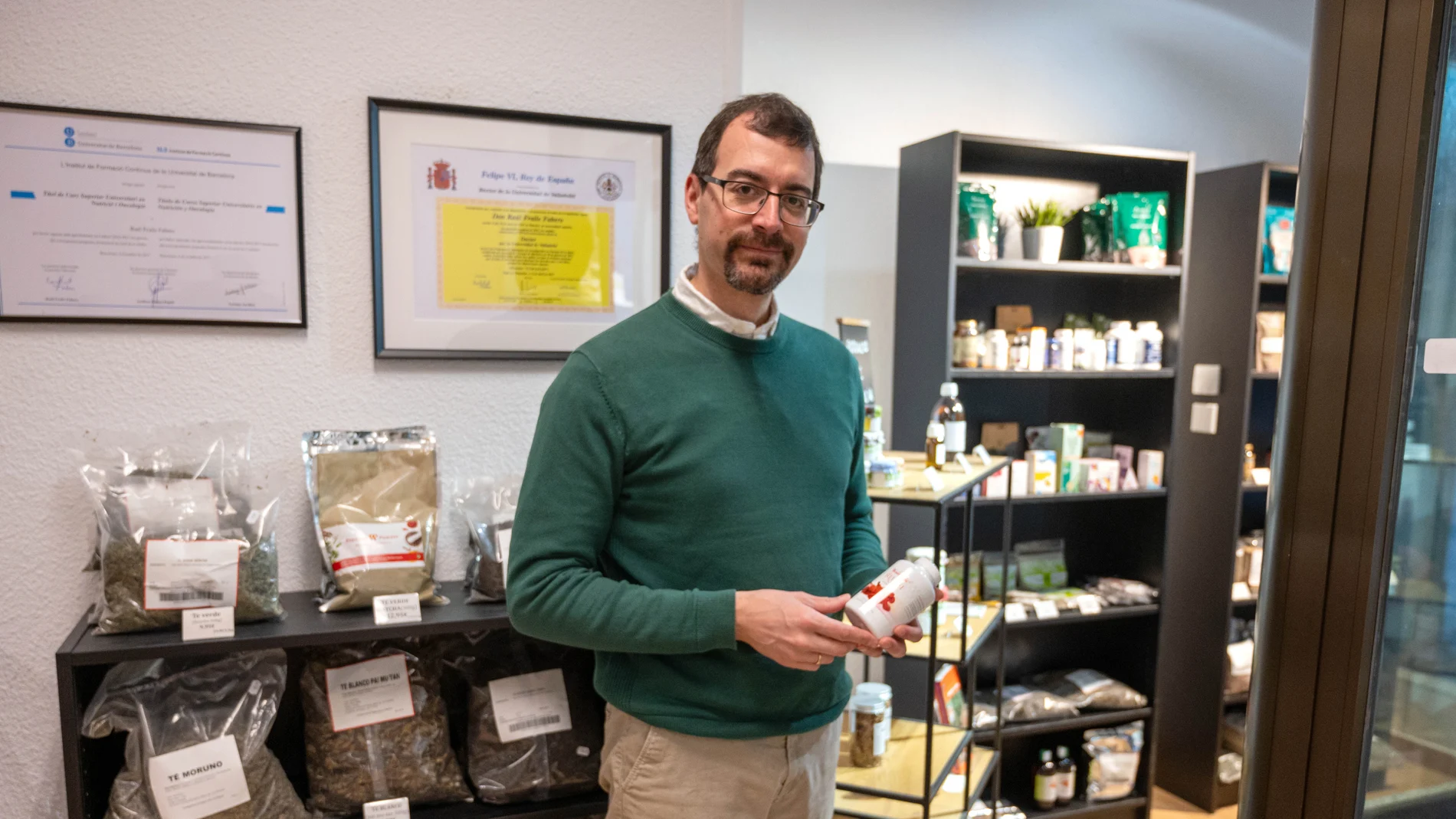 Raúl Fraile, especialista en hongos medicinales, en su tienda de Palencia