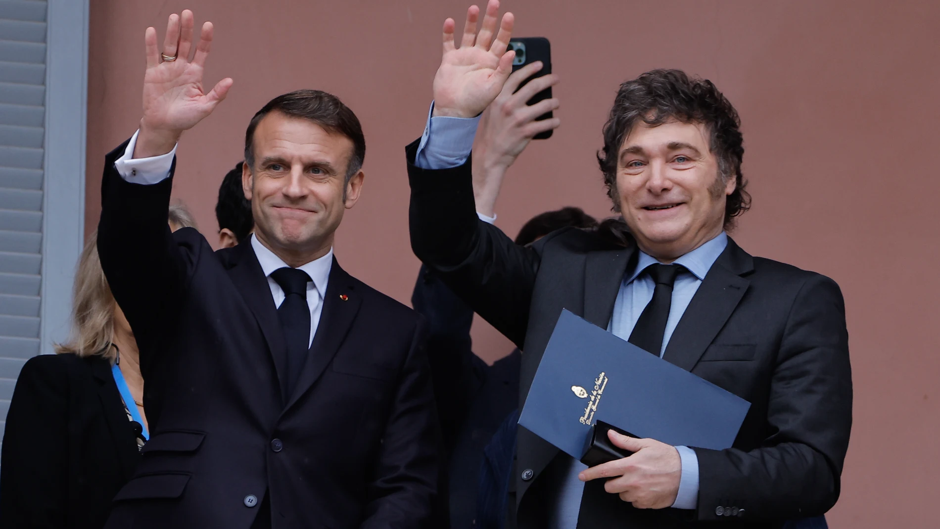 AME8213. BUENOS AIRES (ARGENTINA), 17/11/2024.- El presidente de Argentina, Javier Milei, saluda junto al presidente de Francia, Emmanuel Macron, desde el balcón de la Casa Rosada, durante su encuentro este domingo, en la ciudad de Buenos Aires (Argentina). El presidente francés, Emmanuel Macron, y su homólogo argentino, Javier Milei, salieron al balcón de la Casa Rosada para saludar a las personas que los esperaban en la plaza frente a la sede del Ejecutivo. EFE/ Juan Ignacio Roncoroni