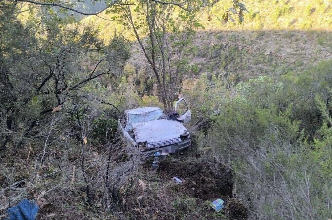 El coche, en el terraplén. 