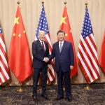 Fotografía tomada de la cuenta de X de la embajada de China (@ChineseEmbinUS), del presidente de Estados Unidos Joe Biden (i) junto a su homologo de China, Xi Jinping, posando durante una reunión bilateral