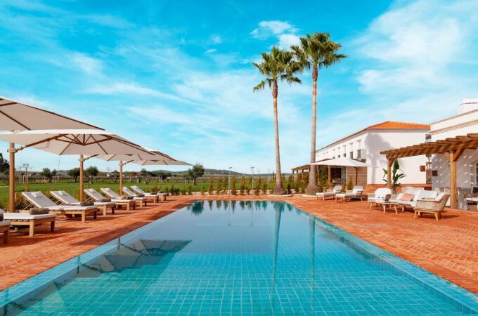 Disfrutar de un refrescante baño en esta piscina es una tentación imposible de resistir