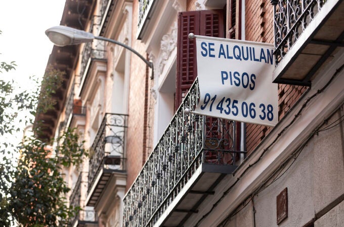 Carteles de venta y alquiler de viviendas en Madrid. © Jesús G. Feria. 