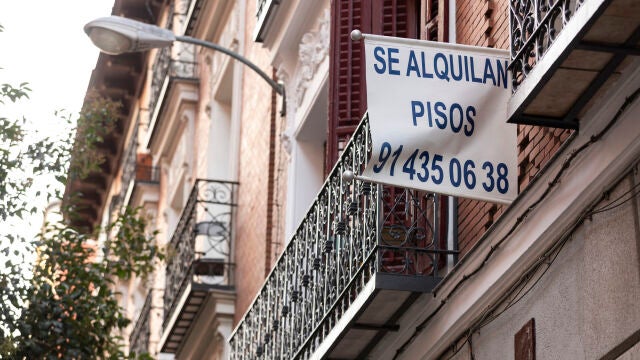 Carteles de venta y alquiler de viviendas en Madrid. © Jesús G. Feria. 