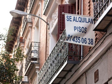 Carteles de venta y alquiler de viviendas en Madrid. © Jesús G. Feria. 