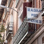 Carteles de venta y alquiler de viviendas en Madrid. © Jesús G. Feria. 