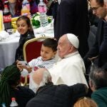 Francisco durante el almuerzo con los pobres en el Aula Pablo VI