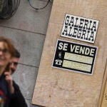 Carteles de venta y alquiler de viviendas en Madrid. © Jesús G. Feria. 