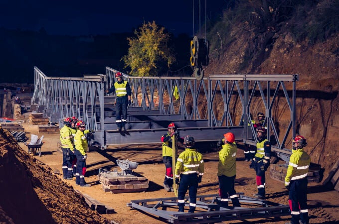 Efectivos de la UME comienzan el montaje del puente modular Mabey en Buñol.