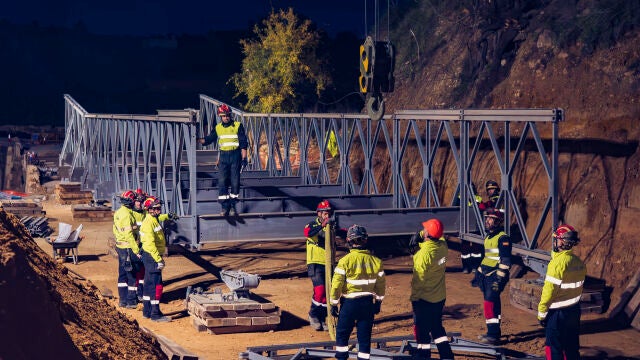 Efectivos de la UME comienzan el montaje del puente modular Mabey en Buñol.