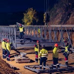 Efectivos de la UME comienzan el montaje del puente modular Mabey en Buñol.