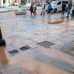 Un reventón anega de agua y lodo la Plaza Mayor de Valladolid