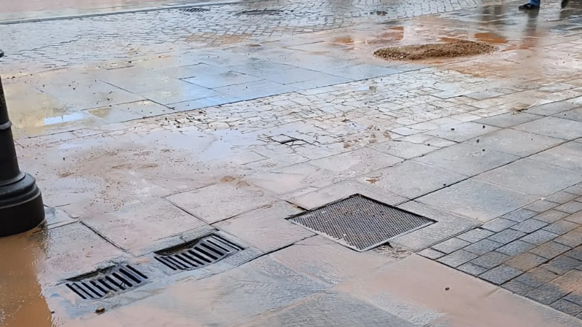 Un reventón anega de agua y lodo la Plaza Mayor de Valladolid
