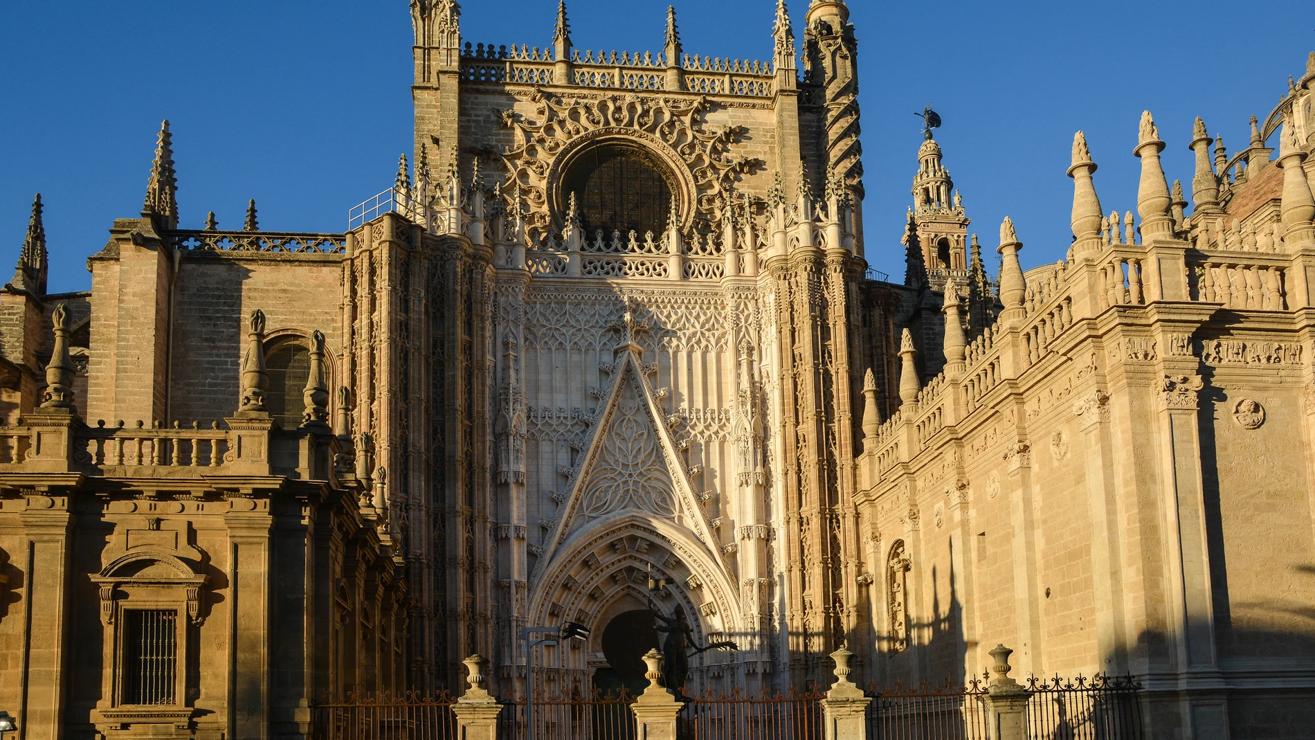 España cuenta con medio centenar de bienes nombrados Patrimonio de la Humanidad por la UNESCO, entre los que se encuentra la catedral gótica más grande del mundo