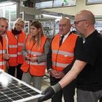 Carnero y Raquel Alonso visitan la fábrica de Signify Valladolid junto a su director, Arturo González