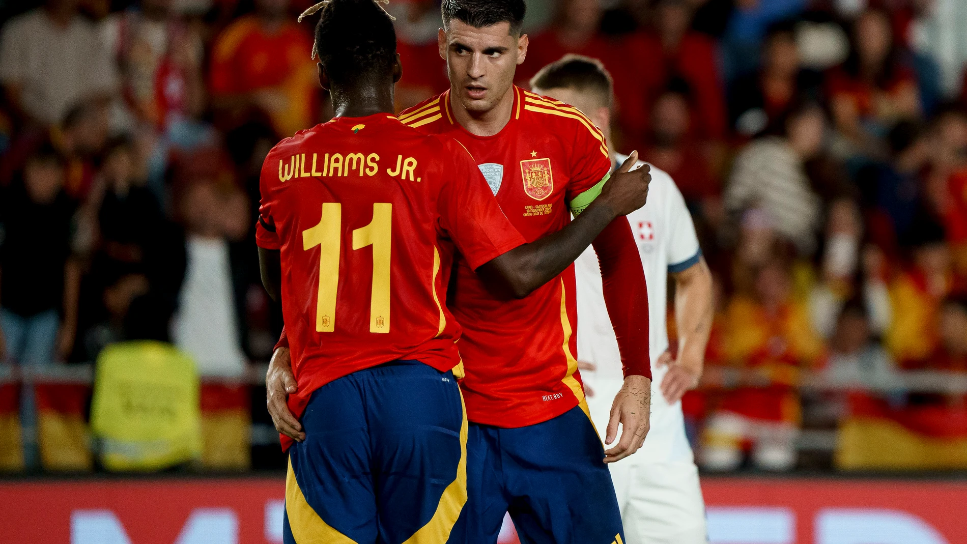 SANTA CRUZ DE TENERIFE, 18/11/2024.- El delantero de la selección española, Morata (d) y el centrocampista Nico Williams (i) durante el encuentro de la sexta jornada de la Liga de Naciones de la UEFA disputado este lunes en el estadio Heliodoro Rodríguez López de Santa Cruz de Tenerife frente a Suiza EFE/Ramón de la Rocha
