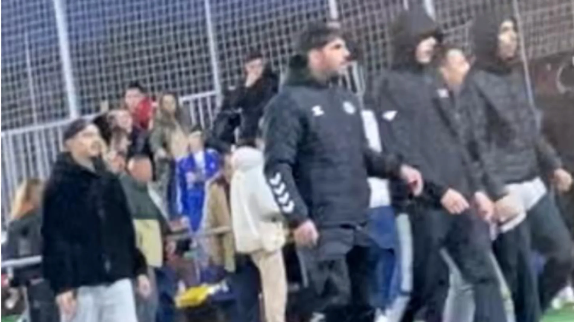 Brutal y vergonzosa pelea en el fútbol regional de Madrid: encapuchados con navajas a la fuga y ocho heridos
