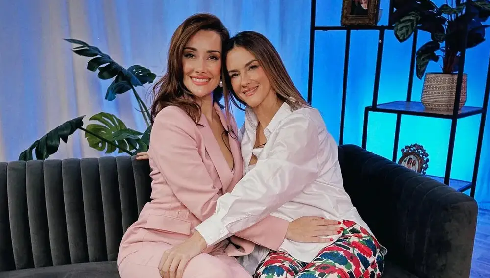 Adara Molinero y Elena Rodríguez, presentadoras de 'En las mejores familias