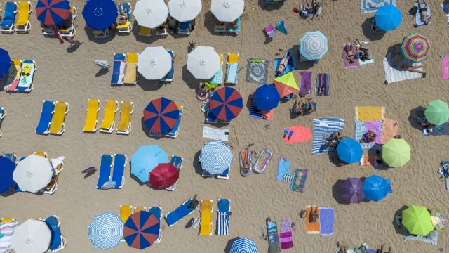Numerosas personas disfrutan de un día de playa en la Costa Brava