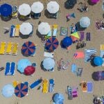 Numerosas personas disfrutan de un día de playa en la Costa Brava