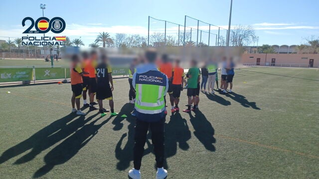 Los detenidos prometían a los jóvenes que iban a ser jugadores de fútbol profesional; la operación policial se ha desarrollado en Elche, Orihuela y Ceuta