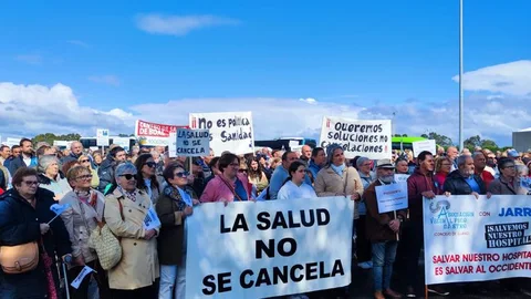 Manifestación por el mantenimiento de servicios en el hospital de Jarrio.