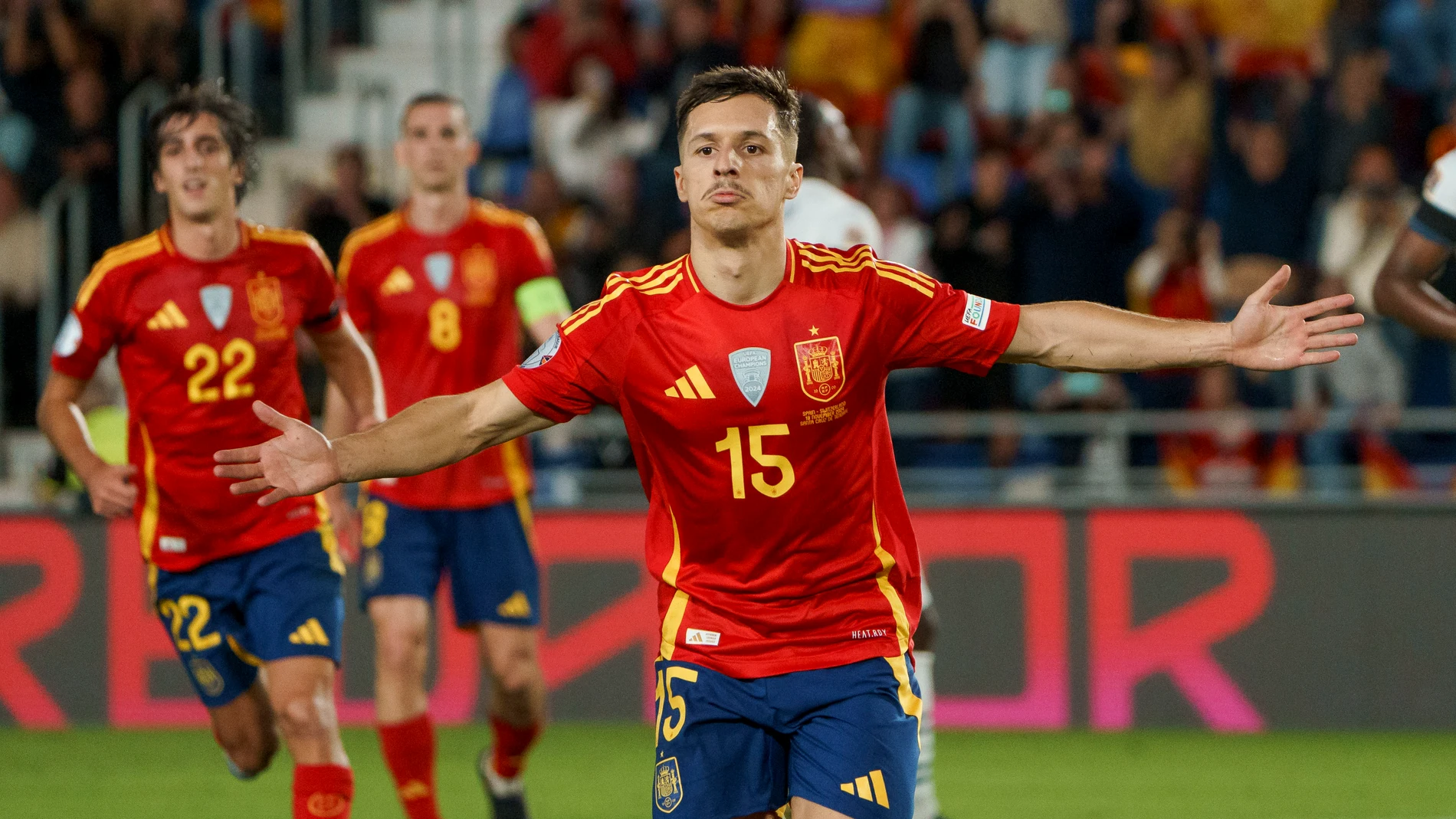 SANTA CRUZ DE TENERIFE, 18/11/2024.- El centrocampista de la selección española Bryan Zaragoza celebra su gol, tercero de España, durante el encuentro de la sexta jornada de la Liga de Naciones de la UEFA que los combinados nacionales de España y Suiza disputan este lunes en el estadio Heliodoro Rodríguez López de Santa Cruz de Tenerife. EFE/Ramón de la Rocha