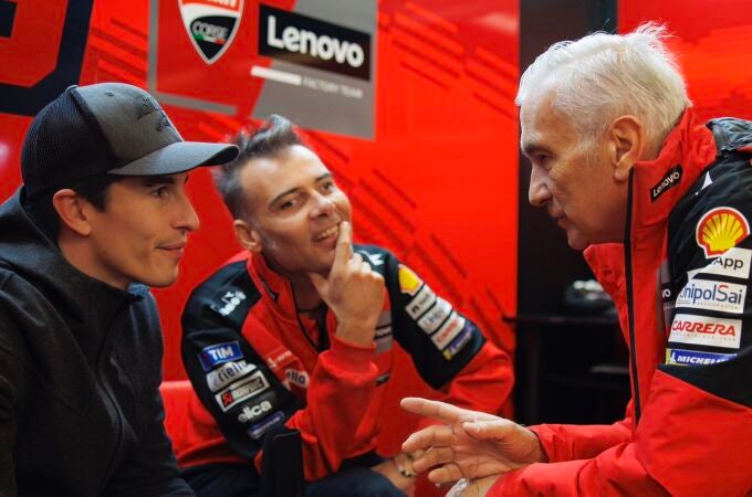 Marc Márquez, este lunes en el box de Ducati con Tardozzi, el jefe de equipo