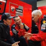 Marc Márquez, este lunes en el box de Ducati con Tardozzi, el jefe de equipo