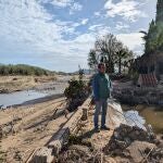 Juan Ponce mira el destrozo de la DANA en su casa al lado del río Buñol, en el término municipal de Turís