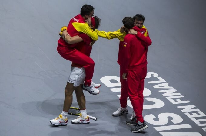 Roberto Bautista se abraza con Nadal y Sergi Bruguera con Pablo Carreño en la final de la Davis 2019, que España ganó a Canadá