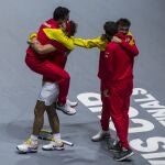 Roberto Bautista se abraza con Nadal y Sergi Bruguera con Pablo Carreño en la final de la Davis 2019, que España ganó a Canadá