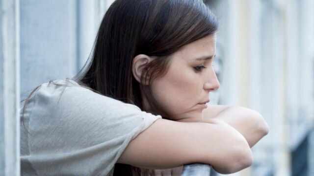 Los 8 hábitos diarios que hacen que las personas no consigan ser verdaderamente felices, según la ciencia 
