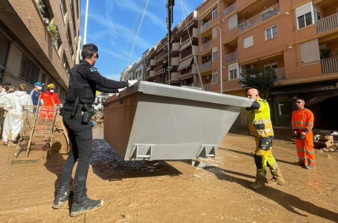 Aragón despliega contenedores en Catarroja para agilizar la recogida de lodo tras las inundaciones