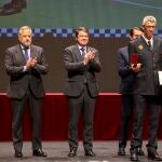 El presidente de Castilla y León junto a Carlos Pollán, Juan Carlos Suárez-Quiñones, Carlos García Carbayo, en la entrega de reconocimientos