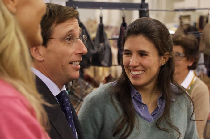José Luis Martínez Almeida y Teresa Urquijo comparten confidencias con su madre, Beatriz Moreno y de Borbón