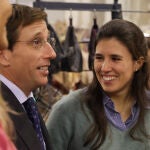 José Luis Martínez Almeida y Teresa Urquijo comparten confidencias con su madre, Beatriz Moreno y de Borbón
