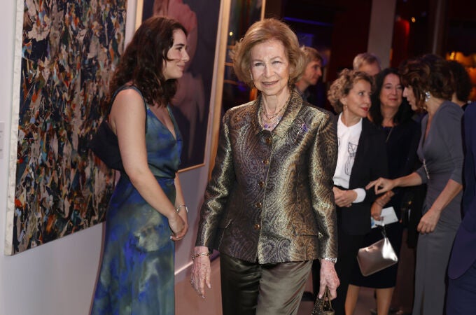 La Reina Sofía deslumbra con una chaqueta satinada con estampado jacquard para una noche de arte en el Teatro Real de Madrid 