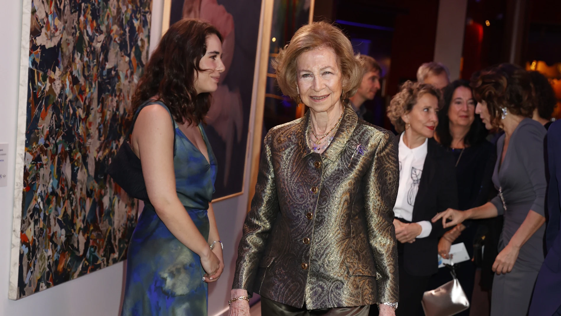La Reina Sofía deslumbra con una chaqueta satinada con estampado jacquard  para una noche de arte