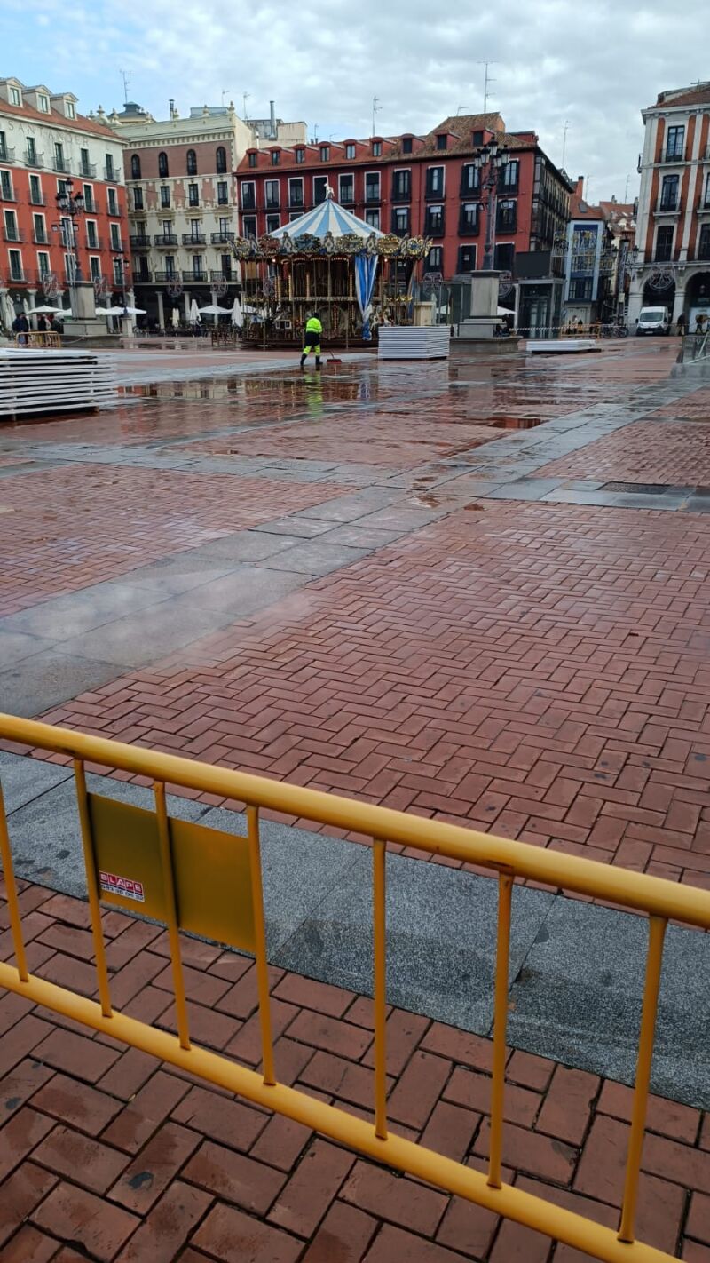 Un operario achicando agua de la Plaza Mayor
